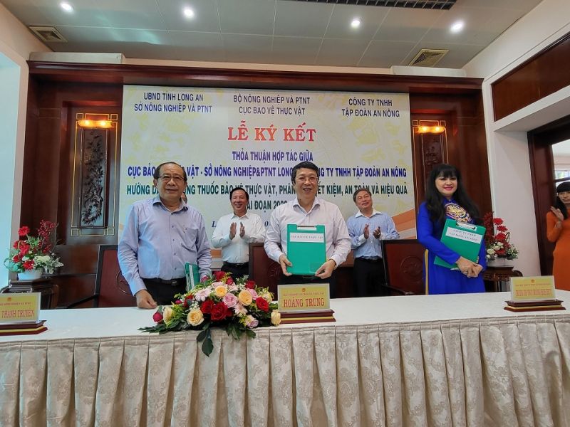 Lễ ký kết thoả thuận hợp tác sử dụng thuốc BVTV, phân bón an toàn hiệu quả giữa Cục Bảo vệ thực vật, Sở NN&PTNT Long An và Tập đoàn An Nông diễn ra chiều 9/9 - Ảnh: Quang Minh
