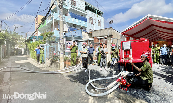 Tổ Liên gia an toàn phòng cháy chữa cháy P.Quyết Thắng và lực lượng bảo vệ dân phố diễn tập chữa cháy