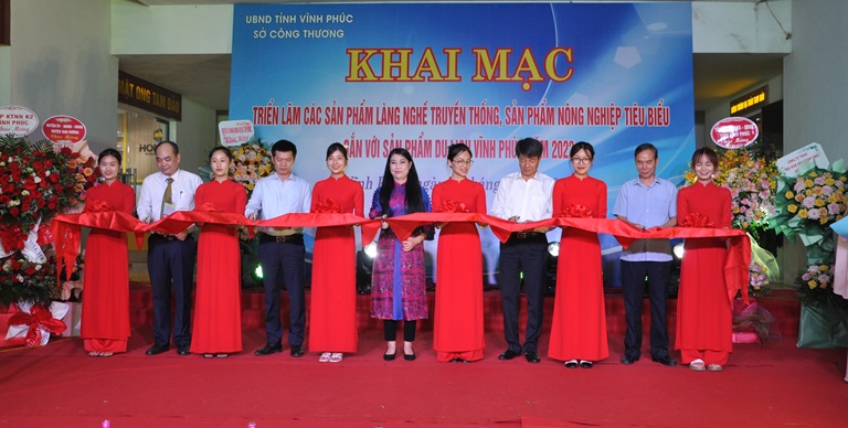 các đại biểu cắt băng khánh thành triển lãm các sản phẩm làng nghề truyền thống và sản phẩm nông nghiệp nổi tiếng gắn với phát triển du lịch năm 2022