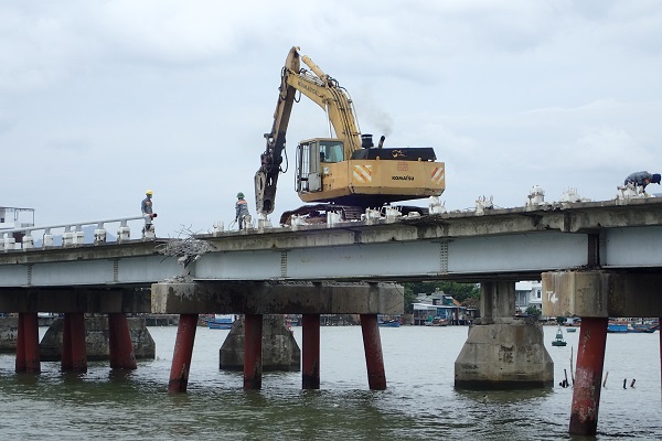 Phá dỡ cầu Xóm Bóng cũ (chụp 17/4/2022)