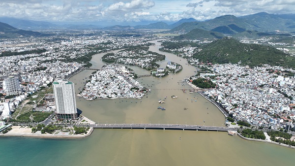Sau khi đóng cầu Xóm Bóng để thi công, cầu Trần Phú là tuyến độc đạo lưu thông từ Trung tâm thành phố Nha Trang qua phía bắc thành phố (08/9/2022)