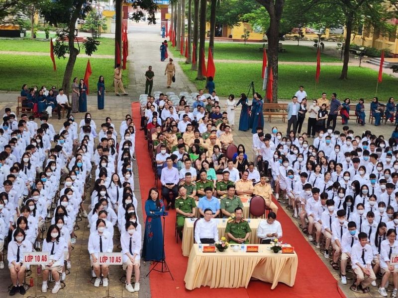 To&agrave;n cảnh hội nghị triển khai về việc tuy&ecirc;n truyền v&agrave; k&yacute; cam kết về chấp h&agrave;nh luật giao th&ocirc;ng đường bộ trong trường học.