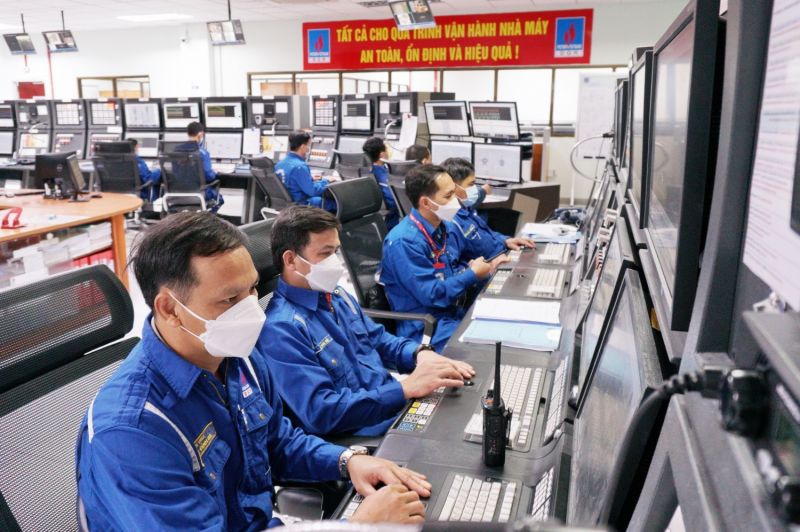 Nhân sự vận hành Nhà máy lọc dầu Dung Quất tại phòng điều khiển trung tâm nhà máy.