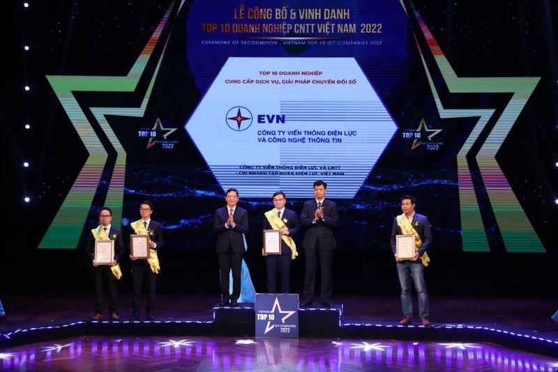 Ông Nguyễn Trường Giang - Phó Giám đốc EVNICT đại diện công ty nhận biểu trưng vinh danh ở hạng mục TOP 10 Doanh nghiệp cung cấp, dịch vụ, giải pháp chuyển đổi số