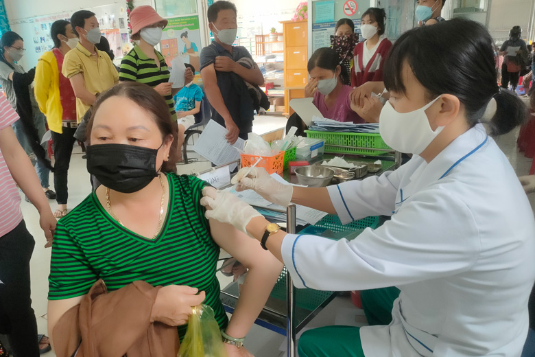Tiêm phòng vắc xin phòng Covid-19 cho người dân trên địa bàn Đức Trọng