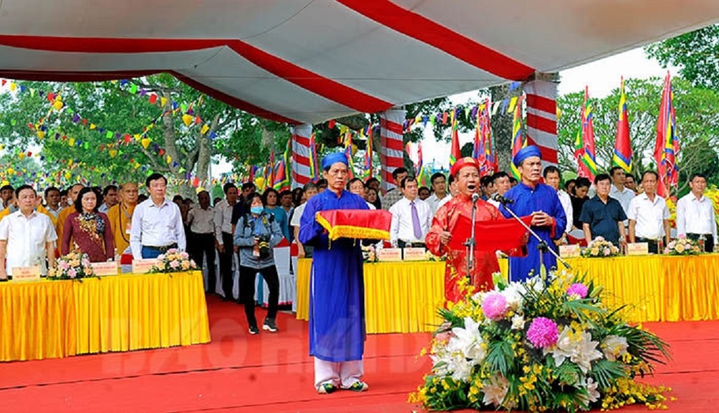 Các đại biểu cùng du khách dự lễ tưởng niệm 722 ngày mất Anh hùng dân tộc Trần Hưng Đạo. (Ảnh báo HD)
