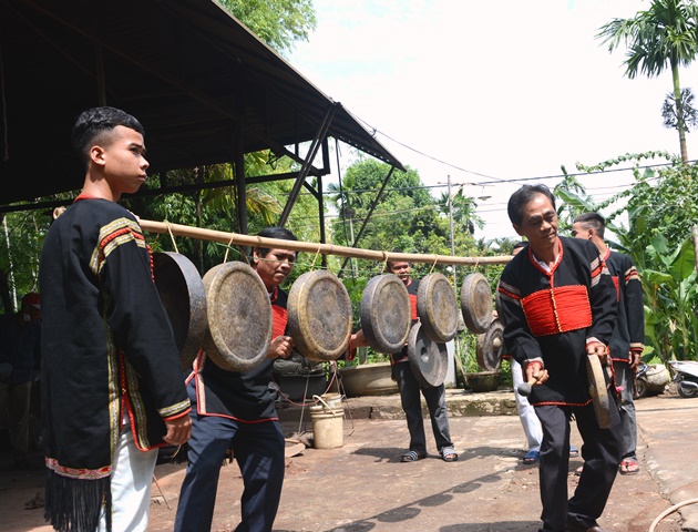 Biểu diễn Chiêng trong ngày khai giảng