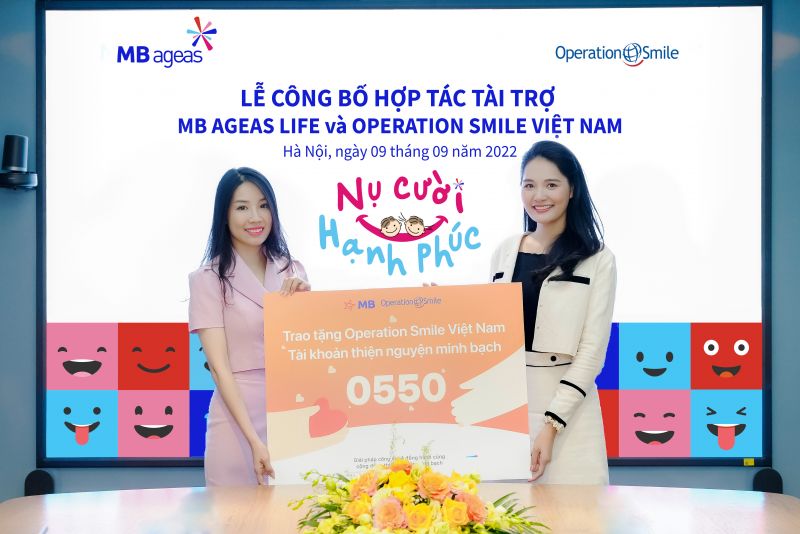 Đại diện MB Bank – bà Nguyễn Thùy Linh trao tặng Operation Smile Việt Nam tài khoản thiện nguyện minh bạch
