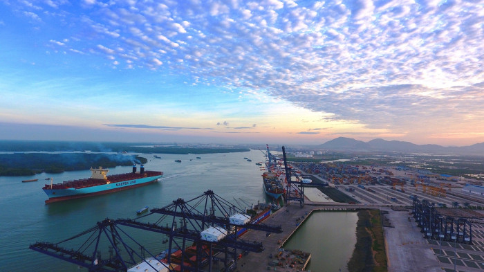 Hệ thống cảng nước sâu ở hai đầu Nam - Bắc đã và đang góp phần quan trọng vào quá trình thông thương hàng hóa, đáp ứng sự tăng trưởng hai con số của nền kinh tế Việt Nam (Trong ảnh: Một góc cụm cảng Cái Mép - Thị Vải)