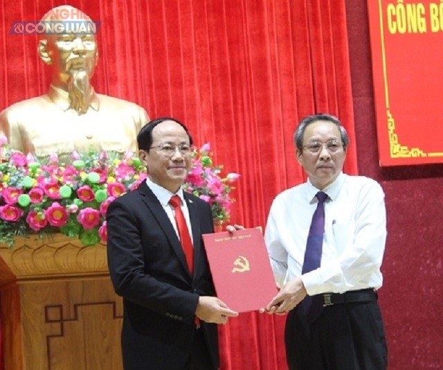 Tân Phó bí thư Tỉnh ủy Bình Định Phạm Anh Tuấn (bên trái) nhận quyết định điều động và bổ nhiệm từ Phó Trưởng BTC Trung ương Hoàng Đăng Quang.