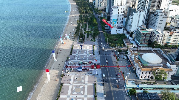 Thảm đỏ được trải từ bờ biển vào trong Hội trường 46 Trần Phú, Tp. Nha Trang