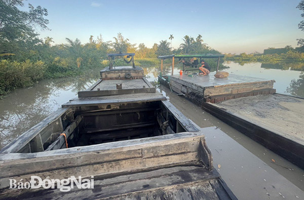Ghe hút cát trái phép trên sông Đồng Nai bị lực lượng công an phát hiện hồi cuối tháng 8