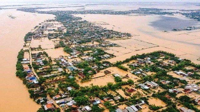 Hơn 100.000 ngôi nhà bị ngập sâu trong biển nước trong trận lụt lịch sử năm 2020 tại Quảng Bình