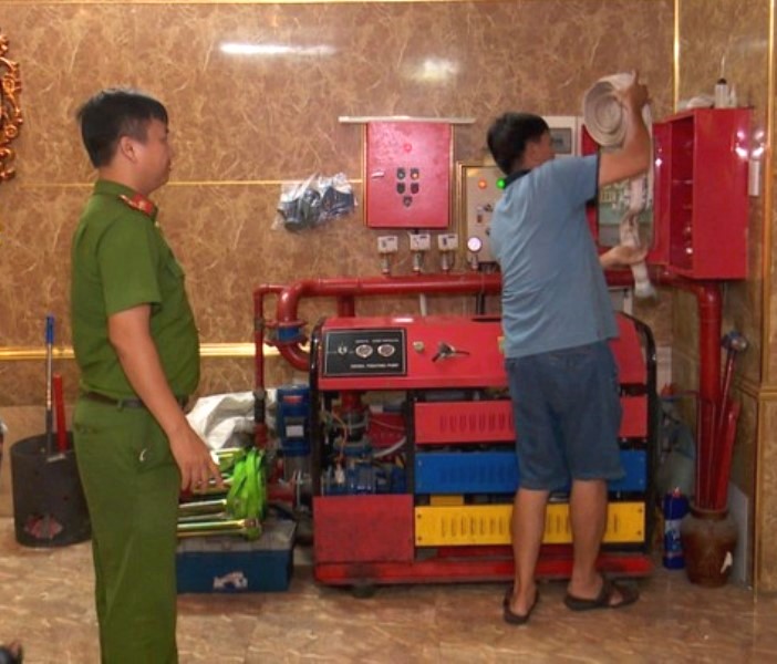 Lực lượng Cảnh sát đang kiểm tra trang thiết bị chữa cháy tại các quán karaoke trên địa bàn TP. Đà Nẵng.