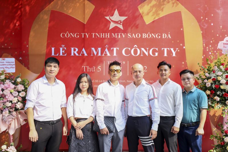 Những thành viên sáng lập Công ty TNHH MTV Sao Bóng Đá chụp ảnh cùng khách mời Đặng Hoàng Dương.