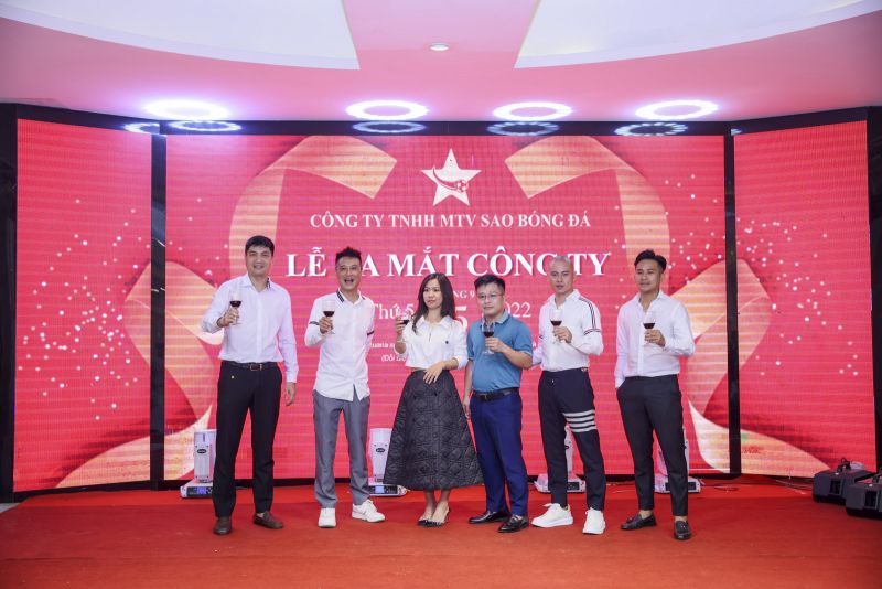 Những thành viên sáng lập Công ty nâng ly chúc mừng lễ ra mắt Công ty TNHH MTV Sao Bóng Đá.
