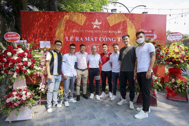 Cựu tuyển thủ Thạch Bảo Khanh và các cầu thủ bóng đá đến chúc mừng Lễ ra mắt công ty.