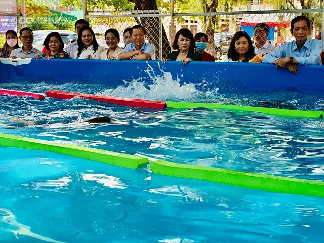 Một g&oacute;c hồ bơi ph&ograve;ng chống đuối nước.