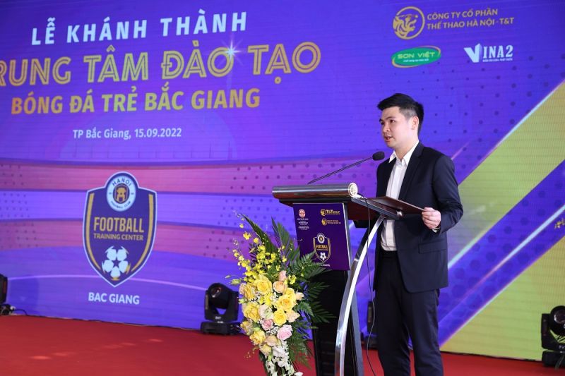 Ông Đỗ Vinh Quang - Phó Chủ tịch HĐQT, Phó Tổng Giám đốc Tập đoàn T&T Group, Chủ tịch CLB bóng đá Hà Nội - phát biểu tại lễ khánh thành Trung tâm Đào tạo bóng đá trẻ Bắc Giang