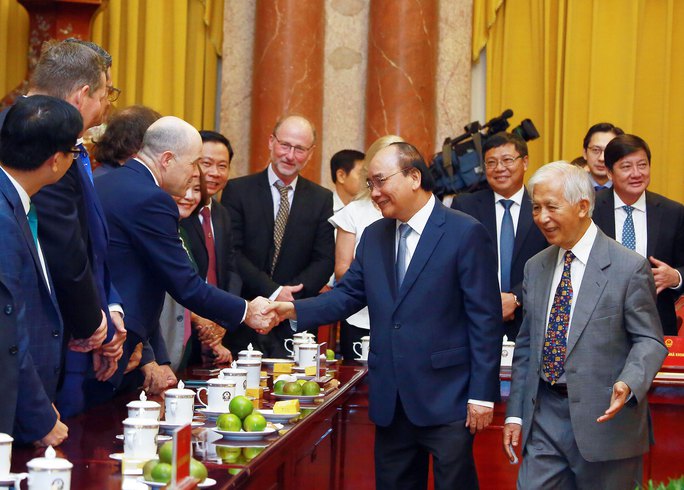 Chủ tịch nước Nguyễn Xuân Phúc tiếp các nhà khoa học. Ảnh PHẠM HẢI