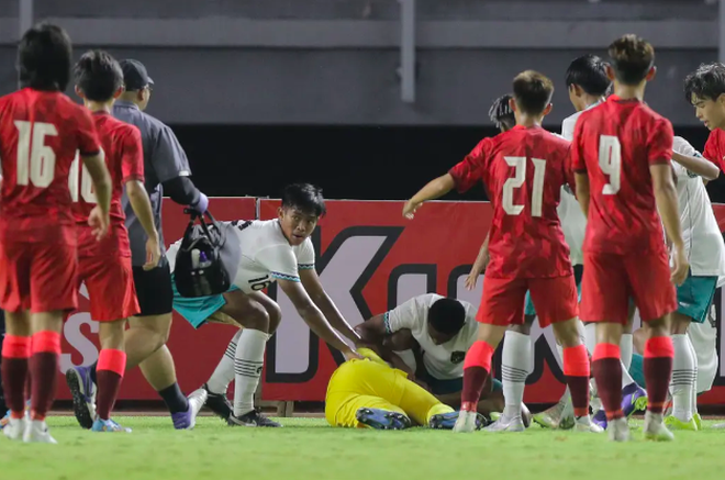 Cầu thủ Indonesia sốc khi chứng kiến Cahya bất tỉnh sau cú va chạm