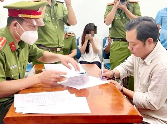 Ông Lê Anh Xuân (bìa phải) chủ quán karaoke An Phú ký và thực hiện các quyết định khởi tốt, bắt tạm giam của cơ quan Công an.