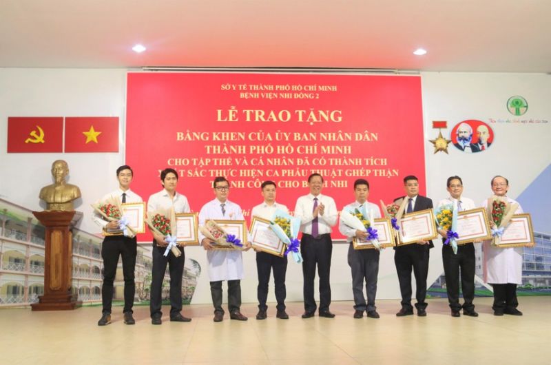 Chủ tịch UBND TP. Hồ Chí Minh Phan Văn Mãi trao tặng Bằng khen tập thể và các cá nhân đã có thành tích xuất sắc thực hiện ca phẫu thuật ghép thận thành công. Ảnh: THẢO PHƯƠNG