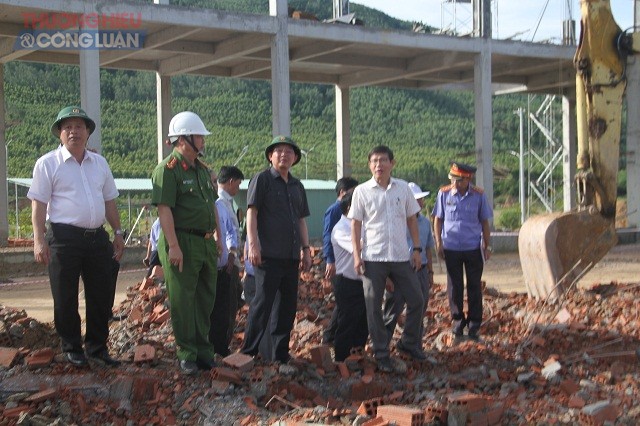 Ông Hồ Quốc Dũng, Ủy viên BCH Trung ương Đảng, Bí thư Tỉnh ủy, Chủ tịch HĐND tỉnh Bình Định (hàng trước, thứ 3 từ trái qua) đang nghe cơ quan chức năng báo cáo về vụ tai nạn.