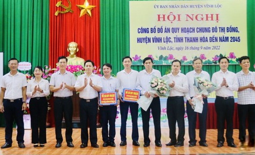 Lãnh đạo huyện Vĩnh Lộc trao hồ sơ quy hoạch cho 2 xã Minh Tân và Vĩnh Hùng.