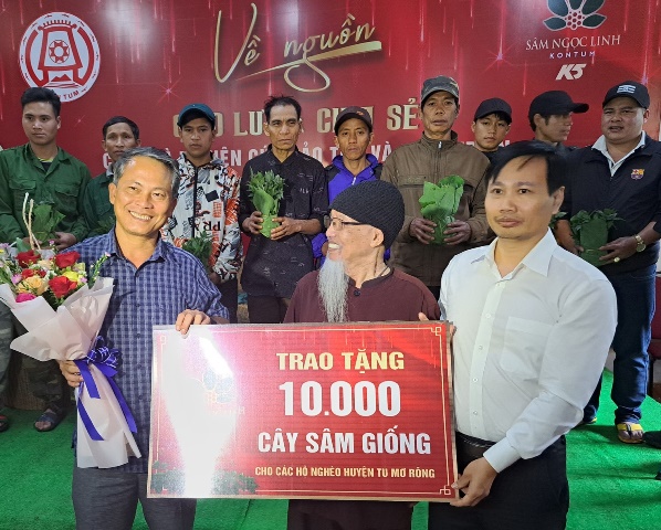 Công ty cổ phần sâm Ngọc Linh Kon Tum trao 10.000 cây sâm Ngọc Linh cho các hộ nghèo, người đồng bào dân tộc thiểu số H.Tu Mơ Rông