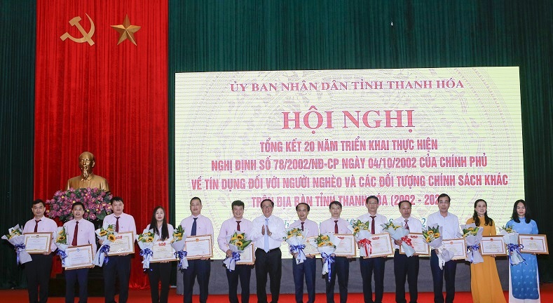 Dương Quyết Thắng, Tổng Giám đốc NHCSXH Việt Nam trao Bằng khen của các bộ, ban, ngành Trung ương cho các tập thể, cá nhân có thành tích xuất sắc trong công tác triển khai thực hiện vốn vay ưu đãi đối với hộ nghèo và các đối tượng chính sách.