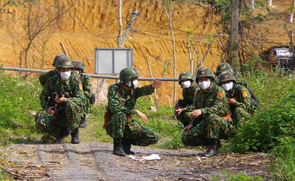 Cán bộ, chiến sĩ Bộ đội Biên phòng tuần tra ngăn chặn hoạt động xuất - nhập cảnh trái phép.
