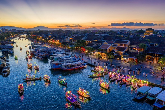 Thành phố Hội An của tỉnh Quảng Nam vừa được Tạp chí Travel+Leisure chuyên về du lịch và giải trí uy tín xếp hạng là một trong 25 thành phố du lịch tốt nhất thế giới năm 2022. Ảnh: Tác phẩm “Thuyền hoa” của tác giả Trần Minh Lương