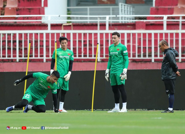 Các thủ môn: Nguyễn Văn Toản, Trần Nguyên Mạnh, Đặng Văn Lâm luyện tập dưới sự giám sát của HLV Park Hang-seo. Nguồn: VFF