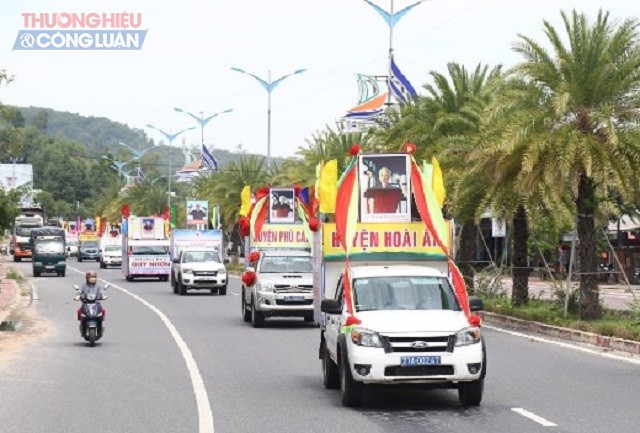 Đo&agrave;n xe của Ban chỉ dạo, BTC v&agrave; c&aacute;c đơn vị tước đuốc thi&ecirc;ng từ Bảo t&agrave;ng Quang Trung về TP Quy Nhơn.