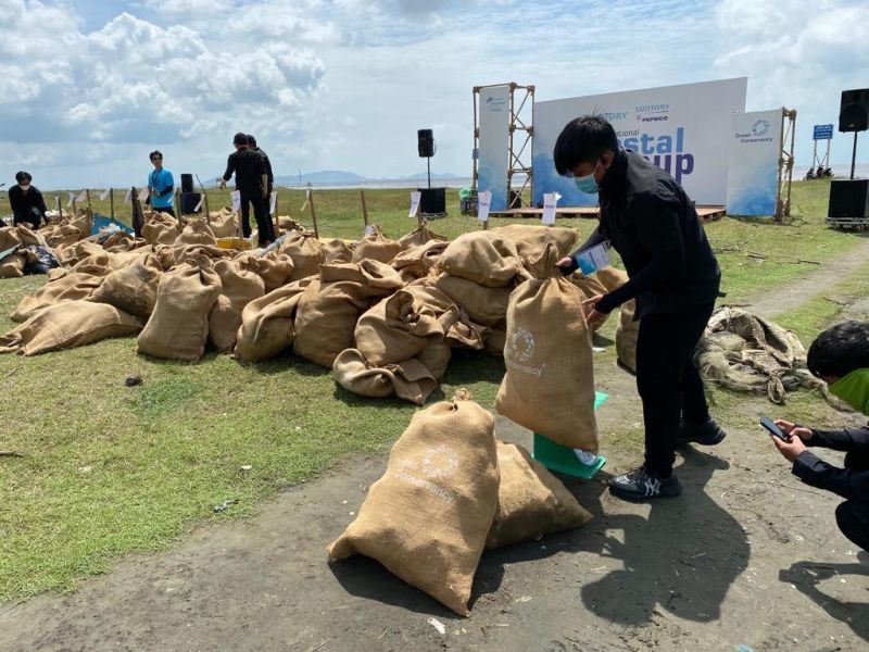 Sự kiện làm sạch bãi biển tại Cần Giờ của tập đoàn Suntory và công ty Suntory PepsiCo Việt Nam thu gom được gần 1 tấn rác thải và dọn sạch 250m bờ biển