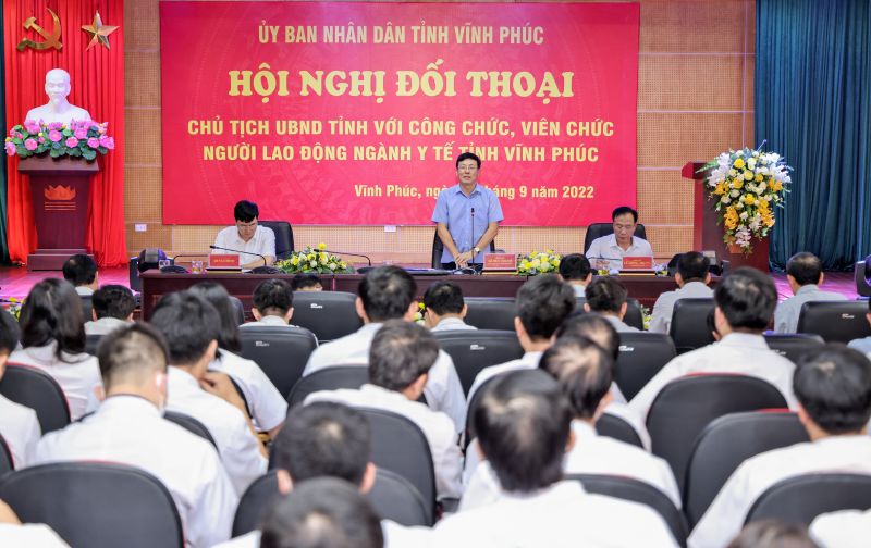 Chủ tịch UBND tỉnh Lê Duy Thành phát biểu tại hội nghị đối thoại với cán bộ nhân viên ngành Y tế của tỉnh