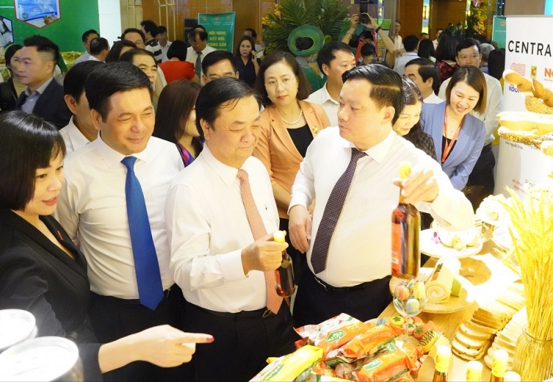 Lãnh đạo tỉnh Thái Bình giới thiệu các sản phẩm tiêu biểu của tỉnh tới lãnh đạo Bộ NN&PTNT, Bộ Công Thương