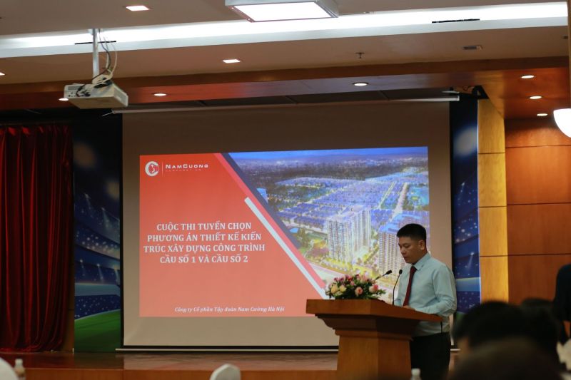 Ông Chu Thanh Hiếu - Phó Tổng giám đốc thường trực tập đoàn phát biểu tại cuộc thi