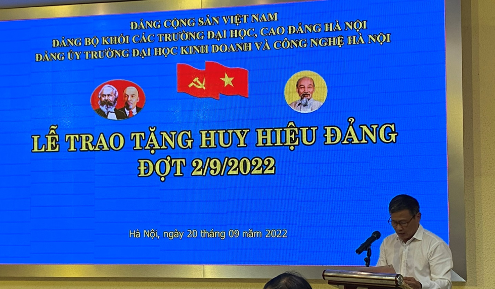 Đồng chí Trần Anh Tuấn, Uỷ viên Ban thường vụ, Trưởng ban tổ chức Đảng uỷ Khối phát biểu chúc mừng các Đảng viên