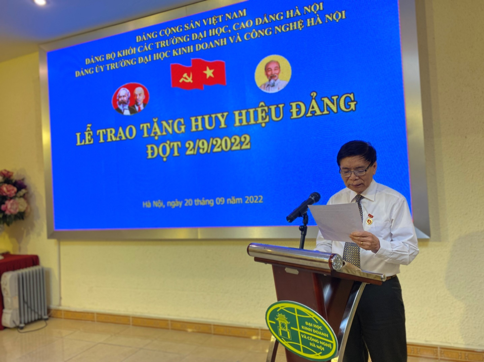 Đồng chí Nguyễn Xuân Đậu, Chi bộ Viện Quan hệ quốc tế đại diện cho các Đảng viên nhận huy hiệu Đảng phát biểu cảm nghĩ