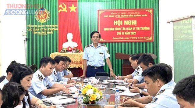 Ông Võ Minh Tâm (đứng trong cùng) đang chủ trì Hội nghị giao ban.
