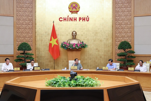 Thủ tướng Phạm Minh Chính chủ trì phiên họp Chính phủ về xây dựng pháp luật và ổn định kinh tế vĩ mô. Ảnh VGP/Nhật Bắc