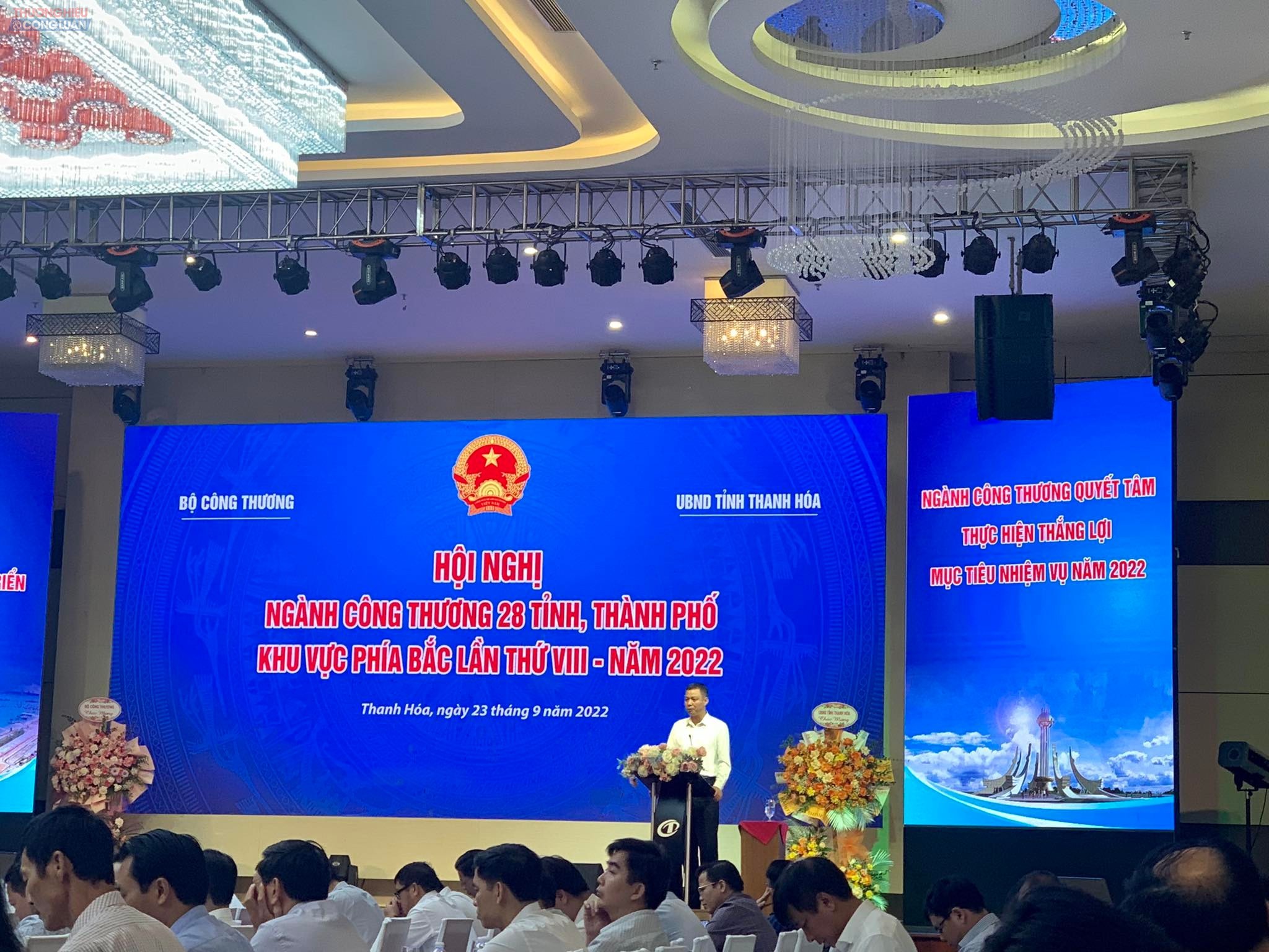 Phó Chủ tịch UBND tỉnh Sơn La tham luận tại hội nghị.