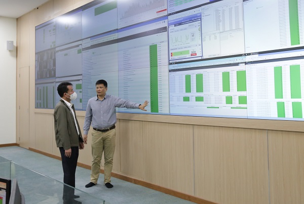 Tổng Giám đốc BHXH Việt Nam Nguyễn Thế Mạnh kiểm tra hoạt động hệ thống CNTT của Ngành