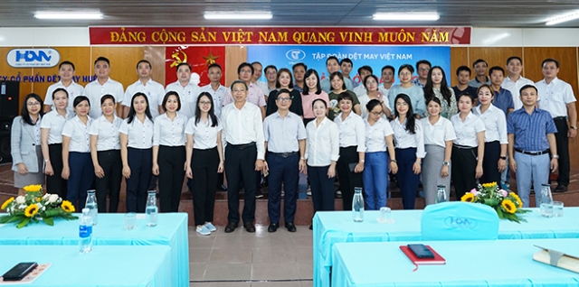 Lanh đạo Tập đoàn Dệt may Việt Nam chụp ảnh lưu niệm với các học viên