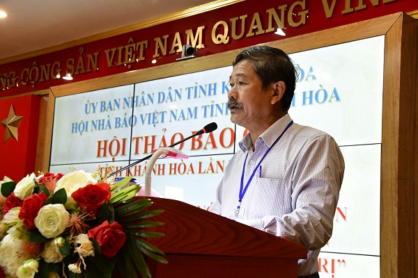 Nhà báo Phong Nguyên- VPTT Báo Nhân Dân tham luận.