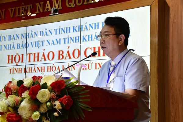 Nhà báo NSNA Vũ Nhật Thăng- Phó chủ tịch thường trực CLB ảnh báo chí- Hội Nhà báo Việt Nam tham luận.