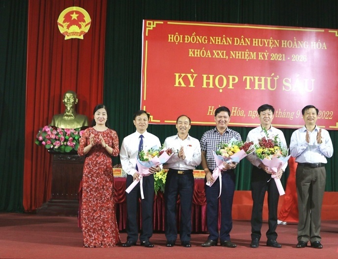 Phó Chủ tịch Thường trực HĐND tỉnh Lê Tiến Lam và lãnh đạo huyện Hoằng Hoá tặng hoa chúc mừng các đồng chí nhận nhiệm vụ công tác mới.