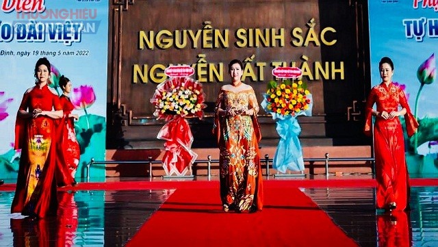 Phụ nữ Bình Định với chương trình đồng diễn “Tôn vinh áo dài Việt” tổ chức tại TP Quy Nhơn.